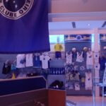 Interior da loja oficial do Cruzeiro em Belo Horizonte, com camisas azuis do clube expostas