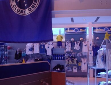 Interior da loja oficial do Cruzeiro em Belo Horizonte, com camisas azuis do clube expostas