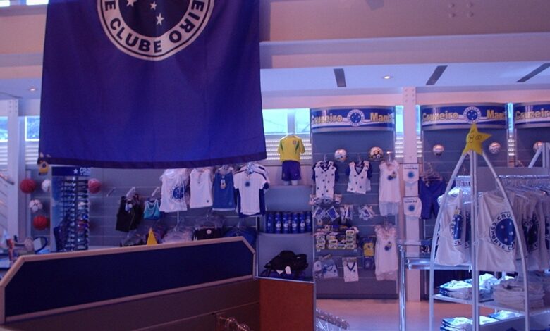 Interior da loja oficial do Cruzeiro em Belo Horizonte, com camisas azuis do clube expostas