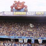 Torcida do Cruzeiro de azul e branco nas arquibancadas do Mineirão