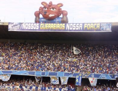 Torcida do Cruzeiro de azul e branco nas arquibancadas do Mineirão