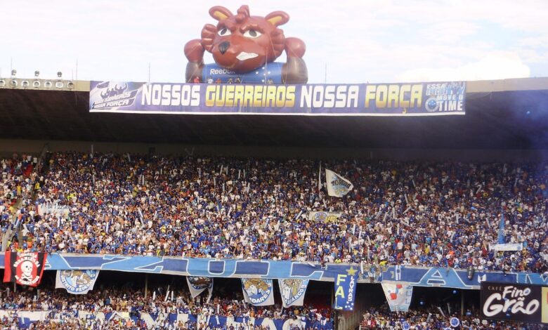 Torcida do Cruzeiro de azul e branco nas arquibancadas do Mineirão