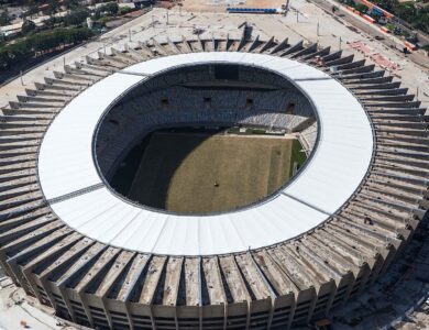 Vista aérea do estádio Mineirão, em Belo Horizonte, com a cobertura branca circular e o gramado ao centro, durante as obras de reforma