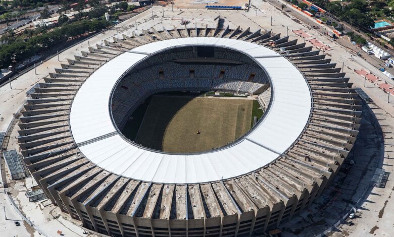 Vista aérea do estádio Mineirão, em Belo Horizonte, com a cobertura branca circular e o gramado ao centro, durante as obras de reforma