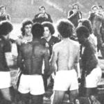 Jogadores do Cruzeiro comemoram gol contra o River Plate no jogo extra da final da Libertadores de 1976.