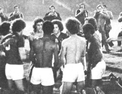 Jogadores do Cruzeiro comemoram gol contra o River Plate no jogo extra da final da Libertadores de 1976.