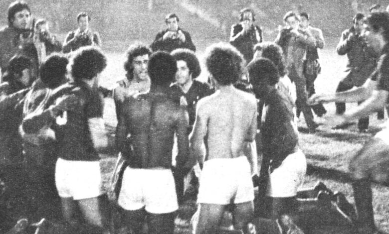 Jogadores do Cruzeiro comemoram gol contra o River Plate no jogo extra da final da Libertadores de 1976.