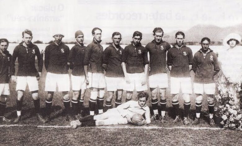 Time do Palestra Itália, atual Cruzeiro, em 1923, antes de jogo contra o Flamengo